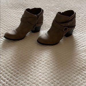 I am selling booties.